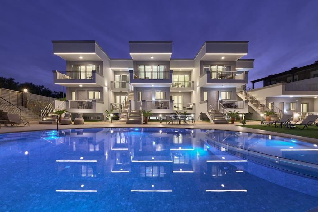 New Cozy In Crete Coast With Pool And Dining Area