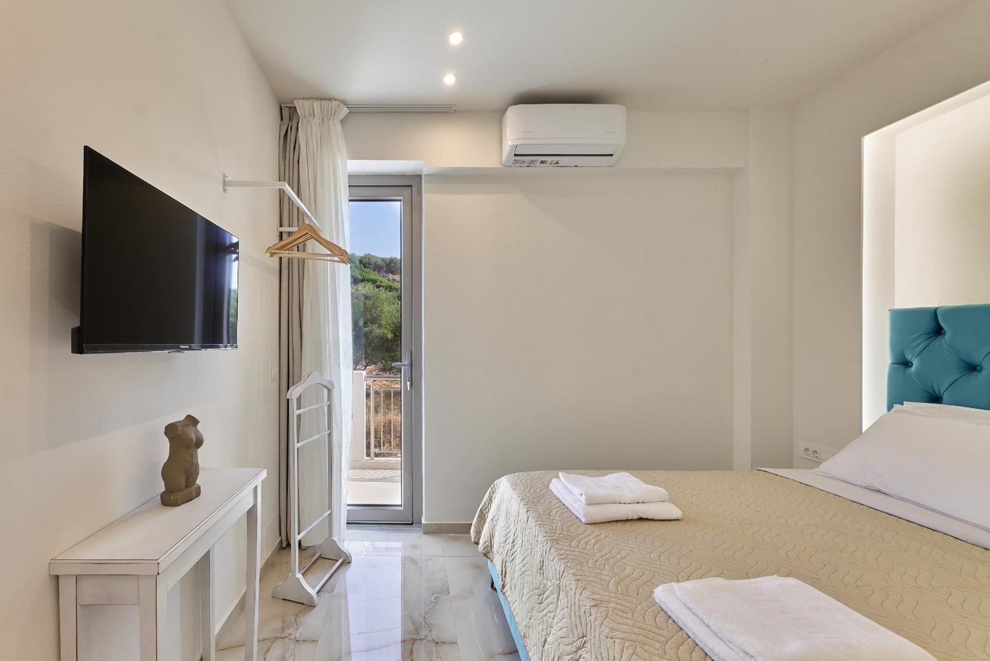 New Cozy In Crete Coast With Pool And Dining Area